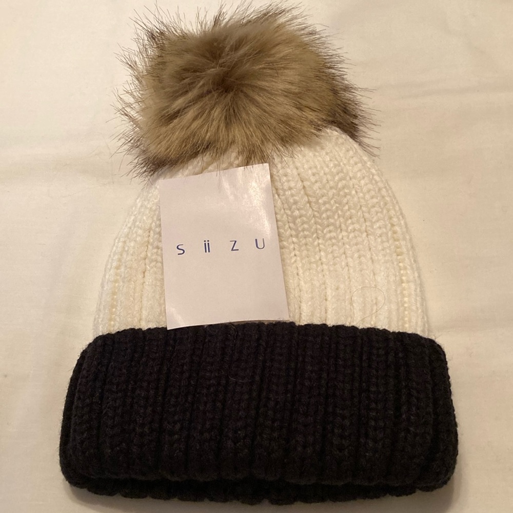 Siizu knit cap with faux fur Pom Pom, NWT